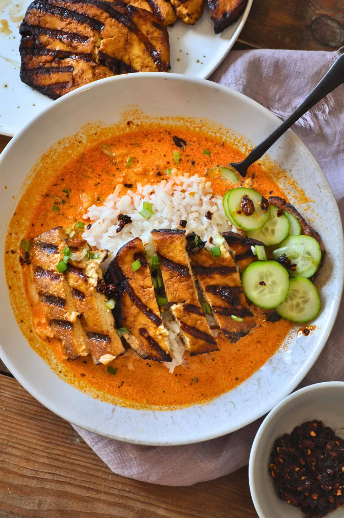 A Culinary Revelation: Vegan Gochujang "Chicken" and Rice Takes Center Stage with Explosive Flavor and Effortless Elegance