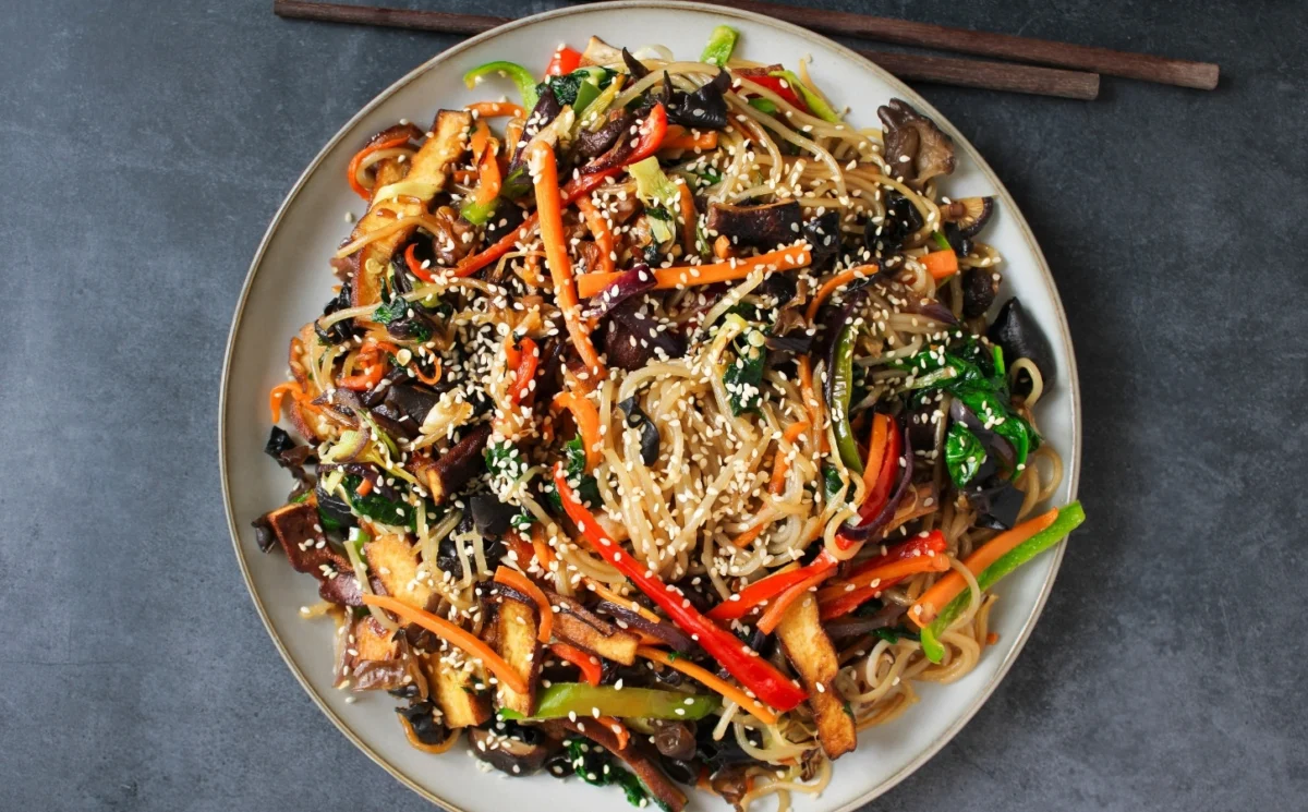 A Vegan Revolution on the Plate: "Vegan Asian Street Food" Unveils a Plant-Based Japchae