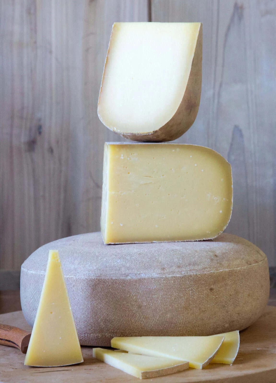 Elevating the Palate: The Structured Approach to Appreciating America’s Finest Cheeses