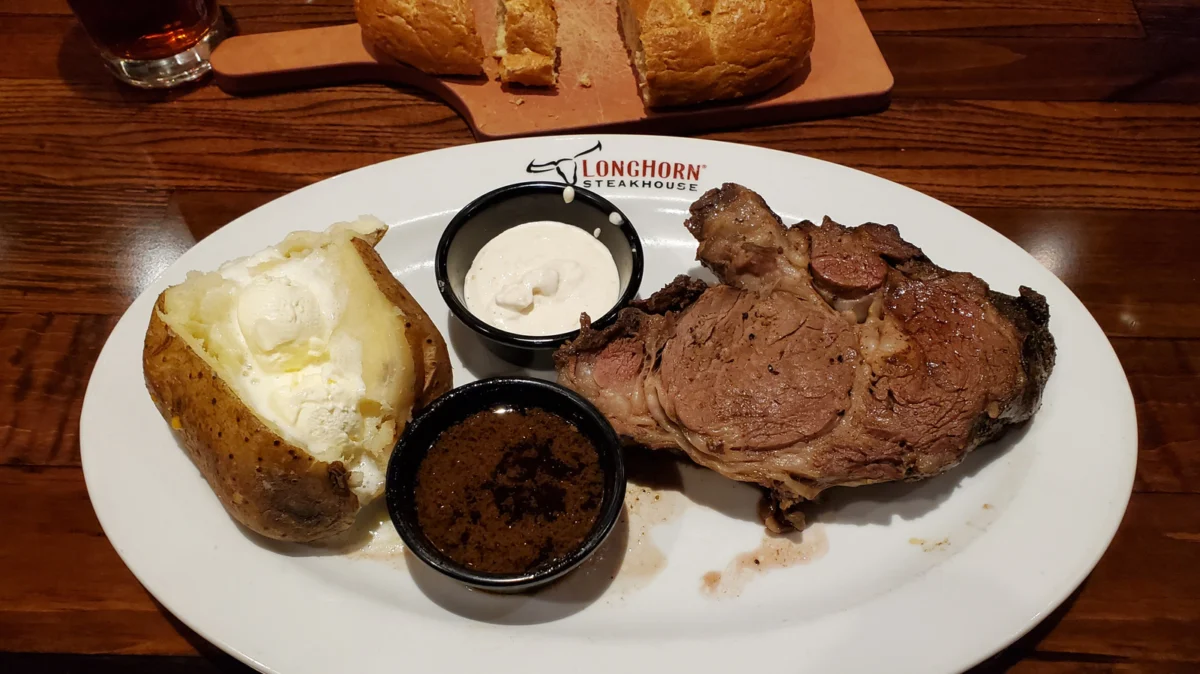 How a 1982 Blizzard Forged LongHorn Steakhouse’s Resilience and Fueled Its National Ascent