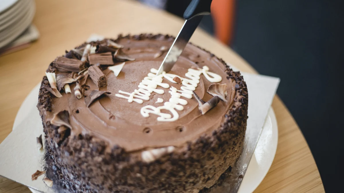 The Science of the Slice: Why Professionals are Abandoning the Wedge for Round Cakes