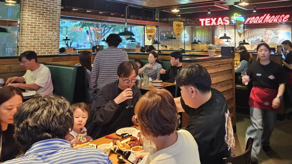The Sonic Steakhouse: Why Texas Roadhouse’s Signature Buzz Can Be a Double-Edged Sword for Diners