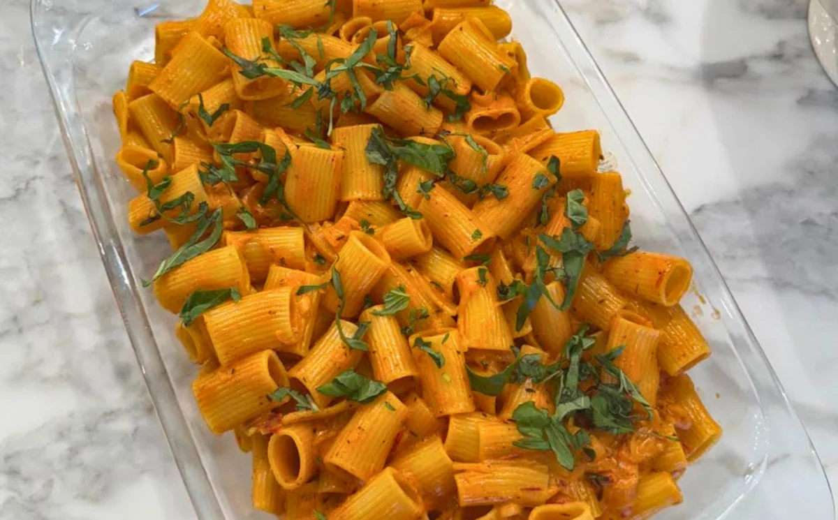 A Symphony of Comfort: Jane Olivia’s Creamy Roasted Red Pepper Pasta Delights the Palate