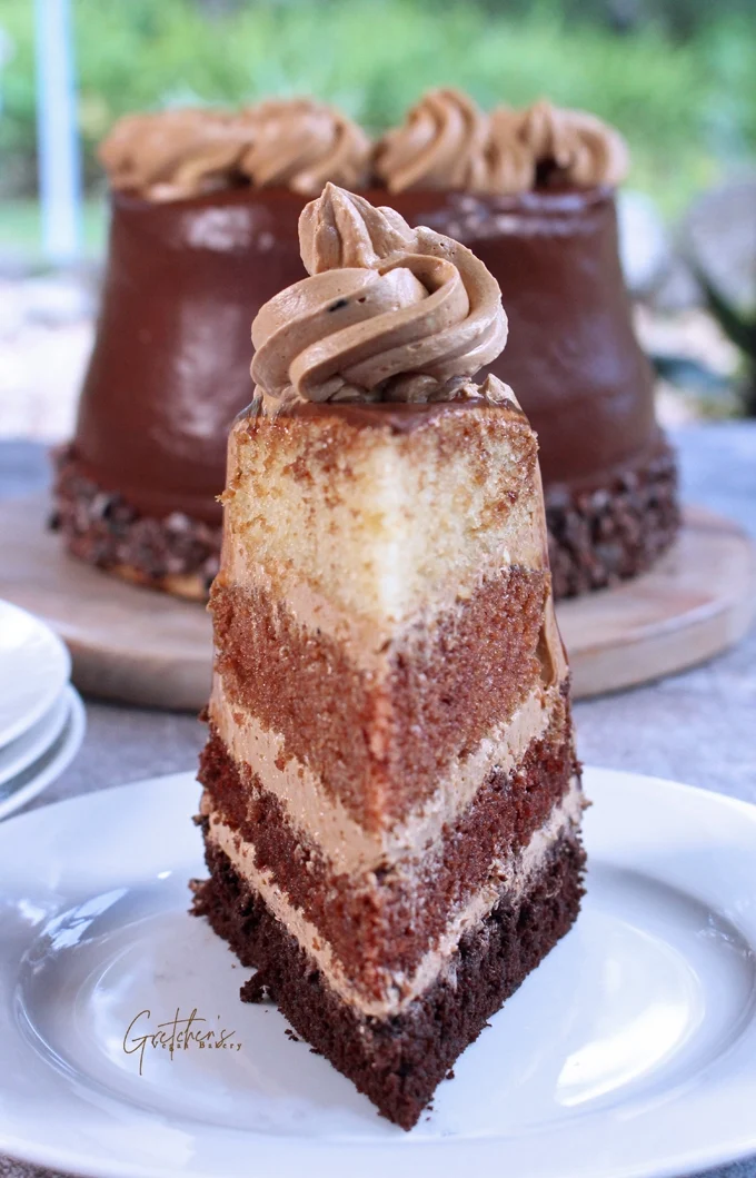A Culinary Masterpiece Reimagined: The Simplified Ombre Mocha Cake Takes Center Stage