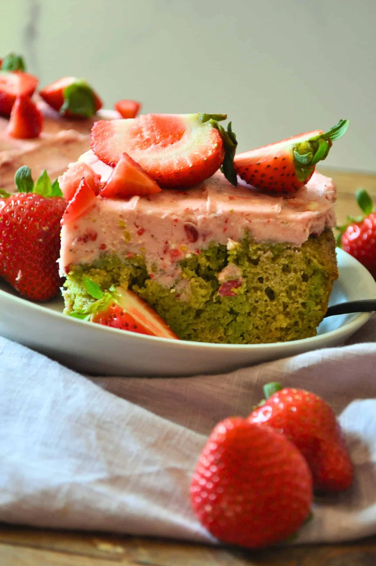 A Symphony of Spring Flavors: Vegan Strawberry Matcha Latte Cake Emerges as a Summertime Showstopper