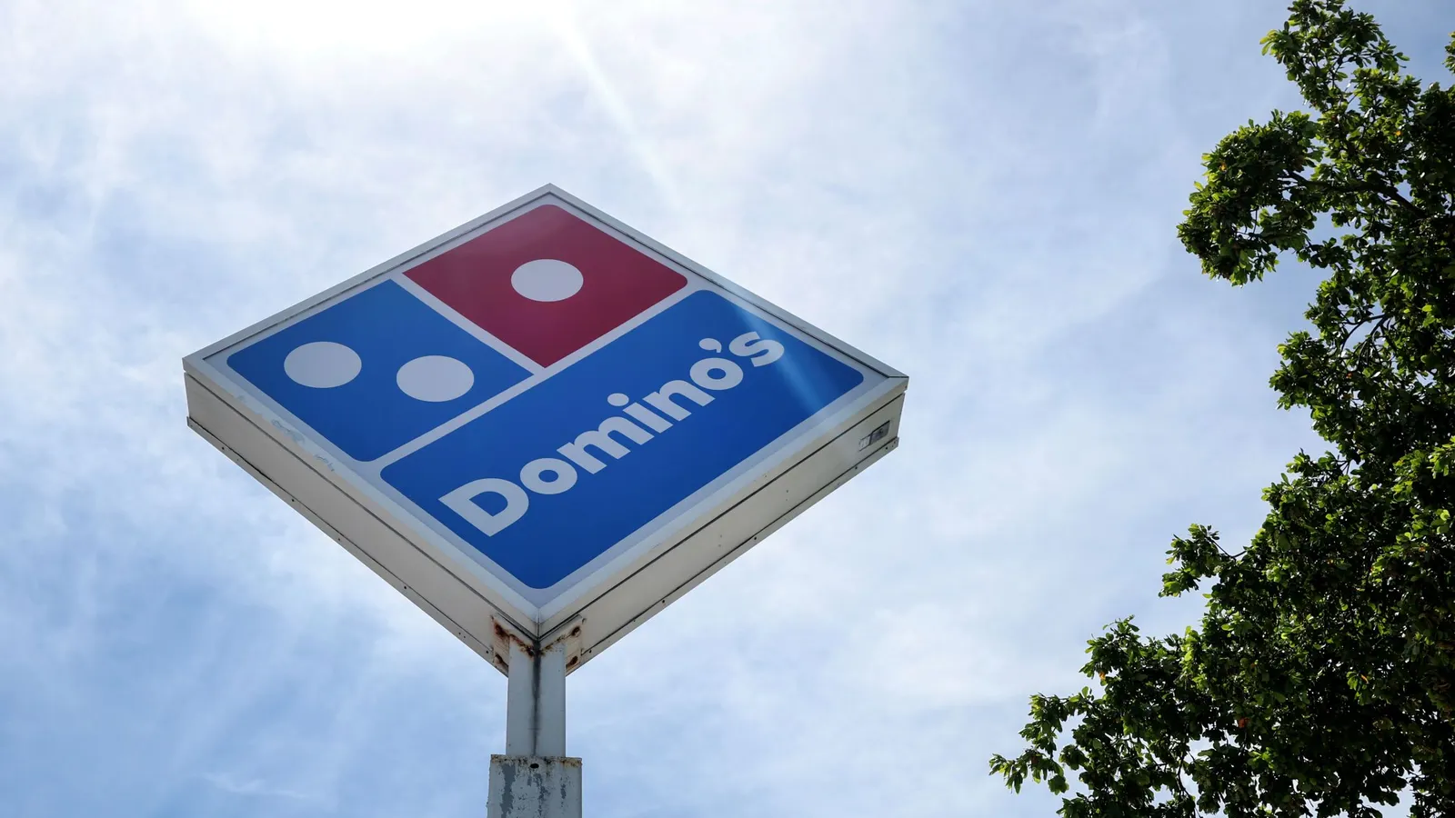 Domino’s Pizza Reports Record Order Volumes in Q2 2026 Amid Strategic Shift Toward Third-Party Aggregators and High-Tech Logistics