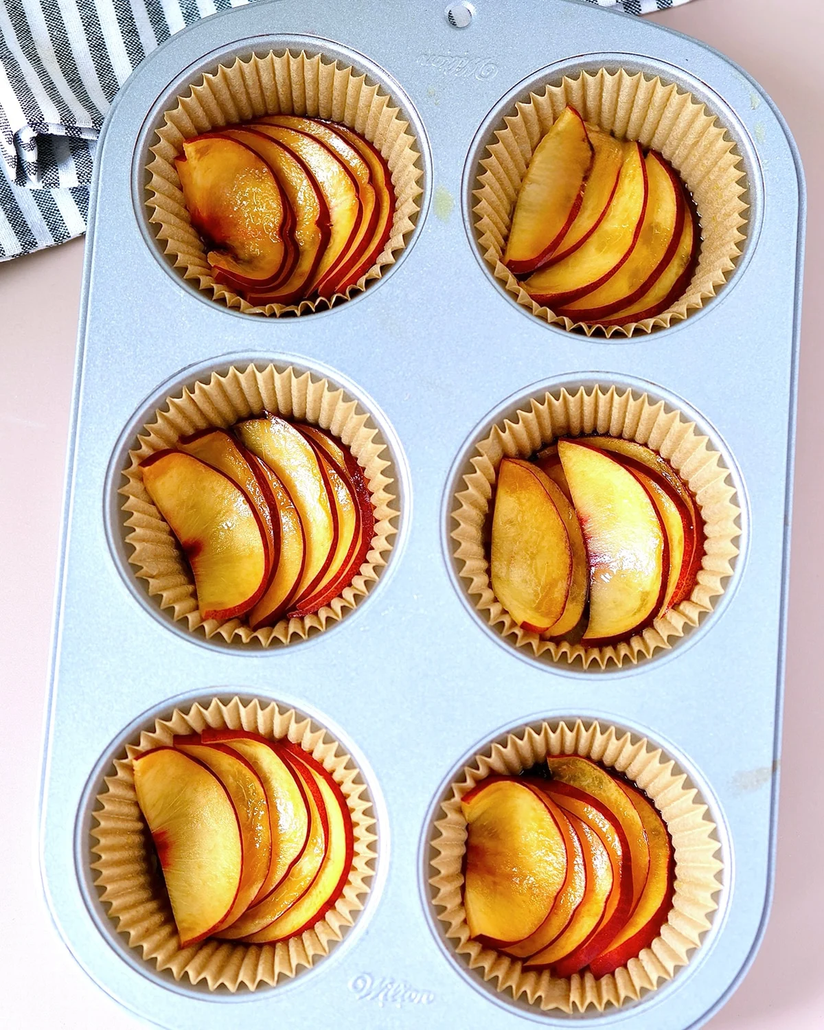 Summer’s Sweetest Indulgence: Vegan Peach Upside-Down Cakes Arrive as a Culinary Masterpiece