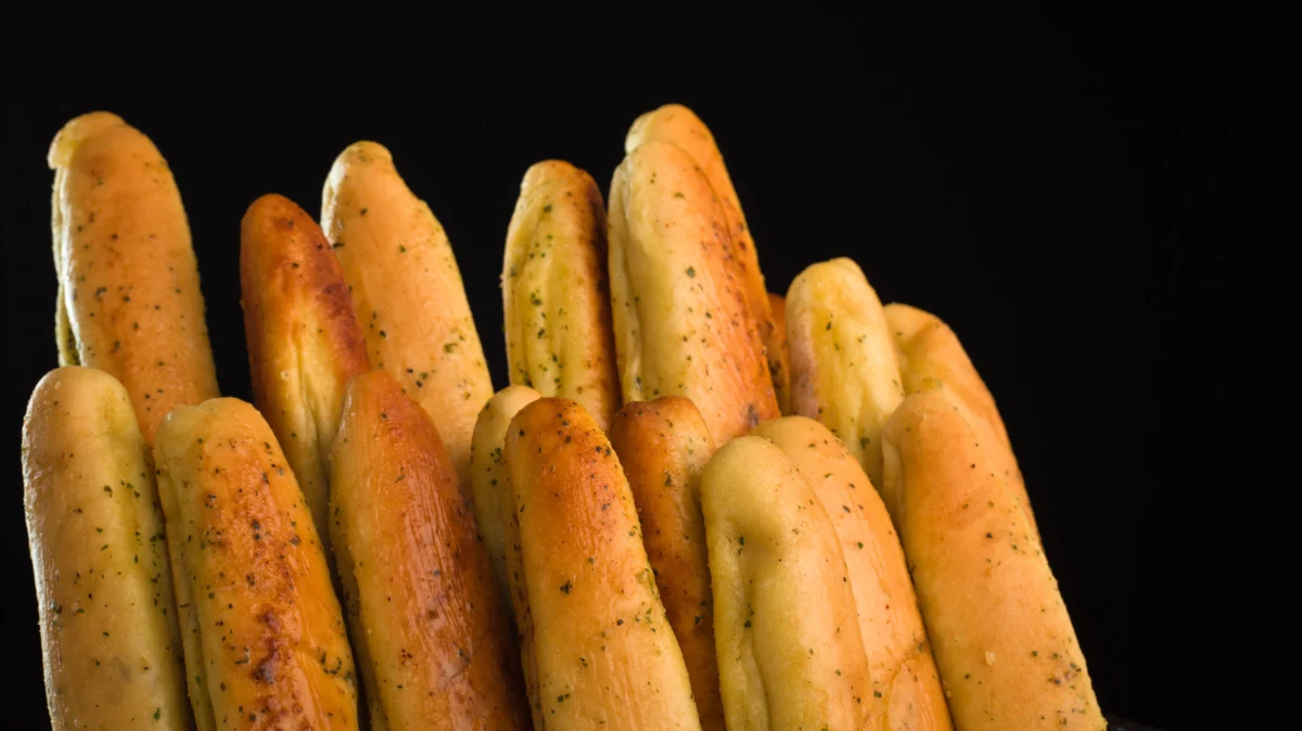 The Breadstick Dilemma: Why Olive Garden’s Most Iconic Offering is Facing Unprecedented Criticism