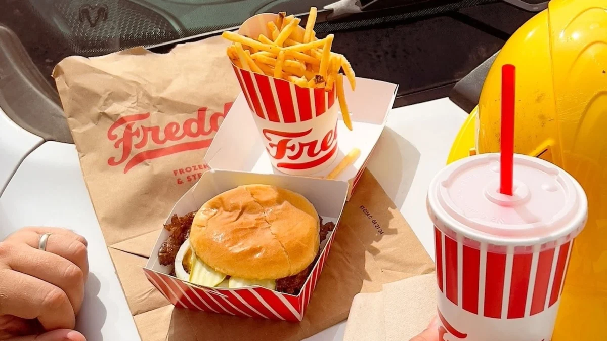The Gourmet Evolution of Fast-Casual: How Freddy’s Prime Rib Steakburger Redefined the Menu