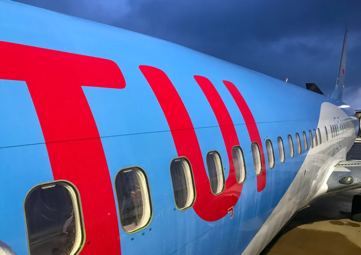 TUI Airways to End Complimentary Bar Service on Long-Haul Flights: A Shift in the Leisure Aviation Landscape