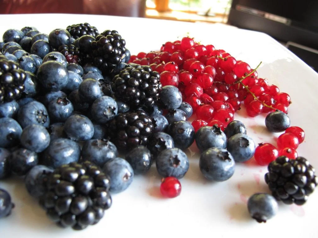 Navigating the Sweet Spot: A Journalistic Guide to Fruit on Low-Carb and Slow-Carb Diets