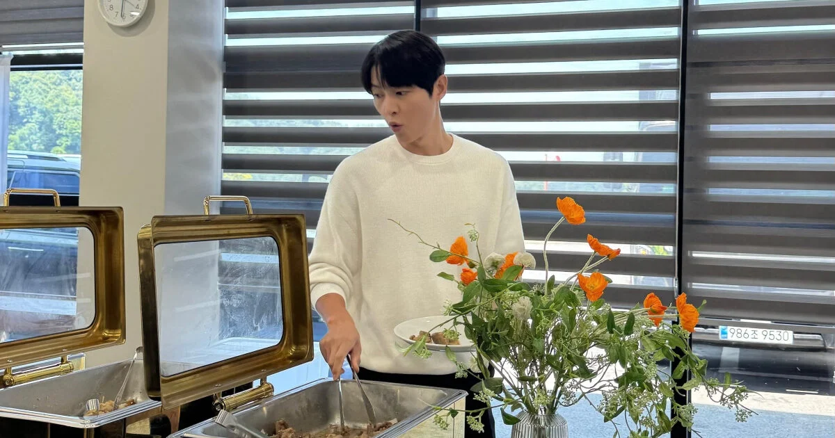 Song Joong Ki Reclaims Youthful Radiance Amidst Fan Appreciation and Past Scrutiny