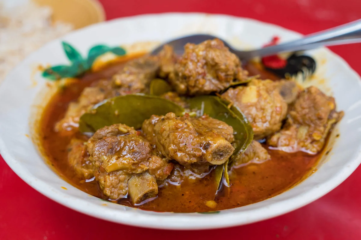 Southern Thai Culinary Gem: Unveiling the Fiery Depths of Gaeng Khua Prik Seekong Moo