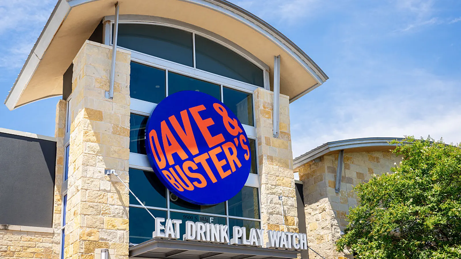 Stability Amidst Transformation: Darin Harper Ascends to CEO at Dave & Buster’s Following Tarun Lal’s Retirement