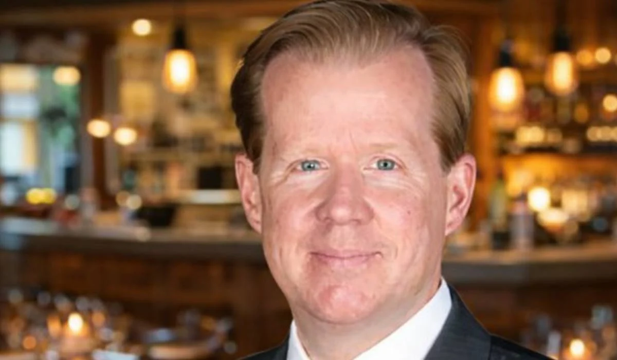 The Death of the Middle: Why Strategic Neutrality is Penalizing the Restaurant Industry