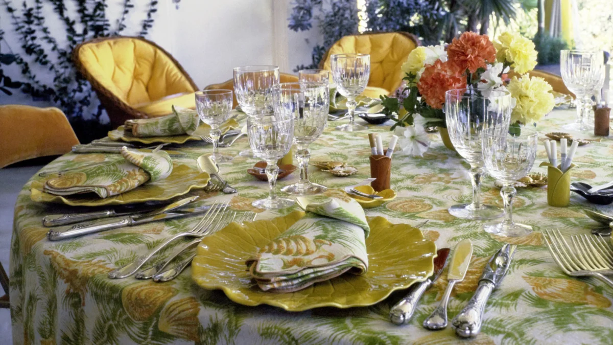The Resurrection of the ‘Decade of Decadence’: Why 1980s Smoked Glass Vases Are the Next Big Thrift Store Goldmine