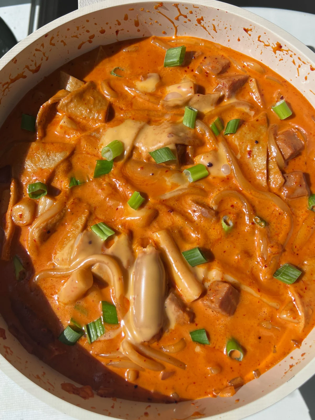 The Rosé Revolution: How a Creamy, Spicy Twist on Tteokbokki Conquered Palates Globally