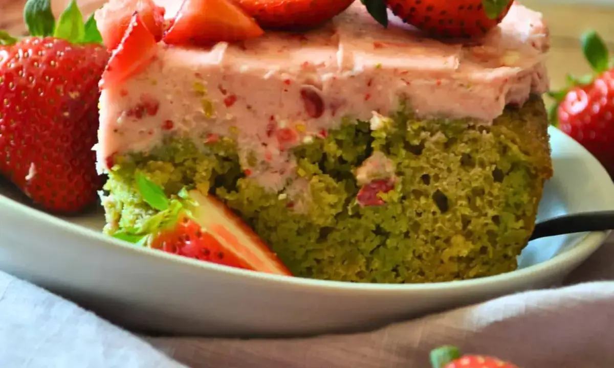 A Symphony of Flavors: Vegan Strawberry Matcha Latte Cake Becomes a Summer Sensation