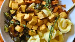 Autumn Arrives in a Sheet Pan: A Deliciously Simple Vegan Tortellini Bowl