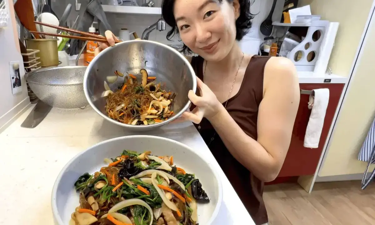 Japchae: A Culinary Masterpiece for Celebrations and Everyday Delights