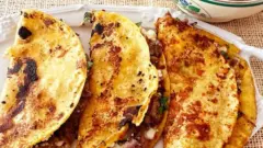Mole Coloradito: Oaxaca’s "Little Red" Gem Unveiled – A Culinary Journey into Approachable Complexity