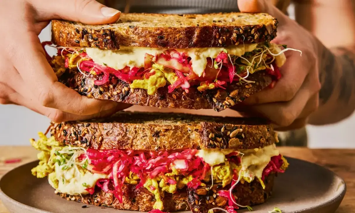 Power-Packed Plant-Based Lunch: The Gut-Loving Sourdough Sandwich Revolutionizes Midday Meals
