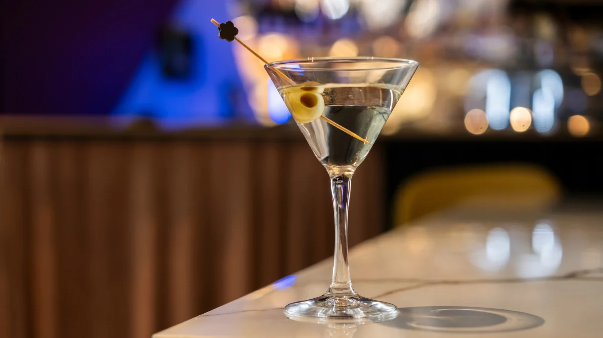 The Architecture of the Perfect Dirty Martini: Why Temperature and Terminology Define the Modern Classic