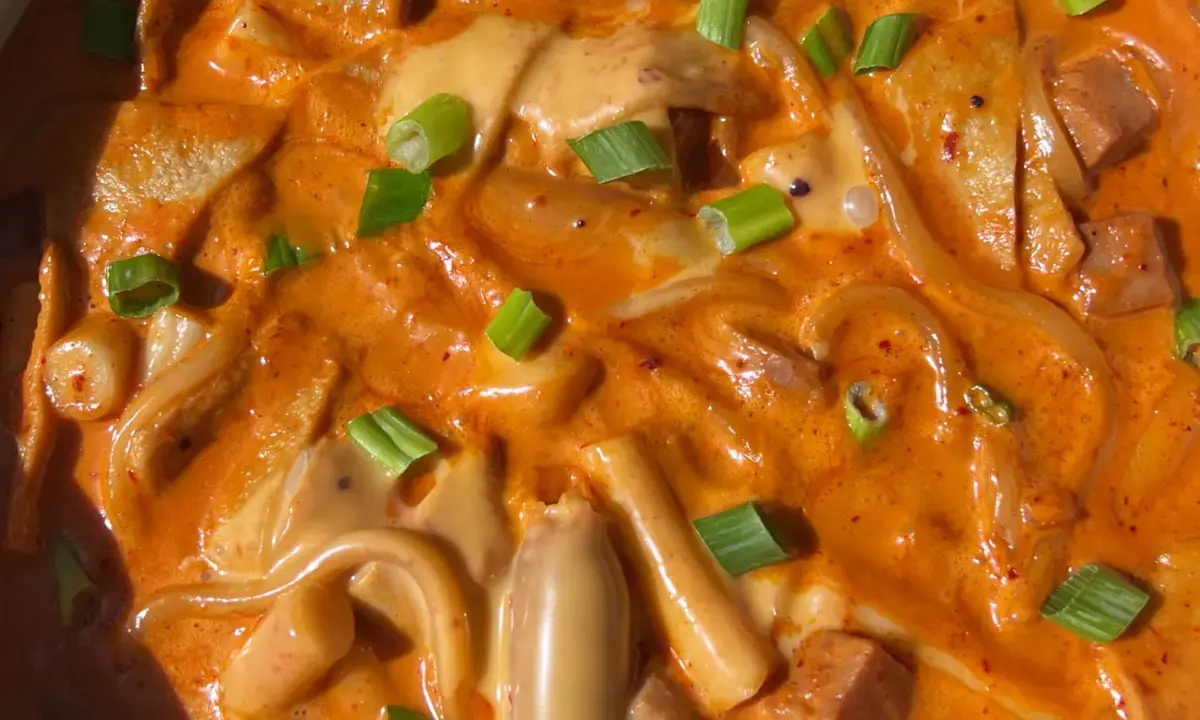 The Rosé Revolution: How a Creamy, Spicy Twist on Tteokbokki Conquered Korean Palates and Beyond