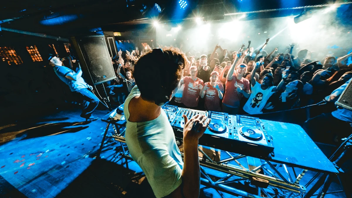 The Science of the "Locked Throat": A Comprehensive Guide to Mastering Vocal Performance in Social Settings