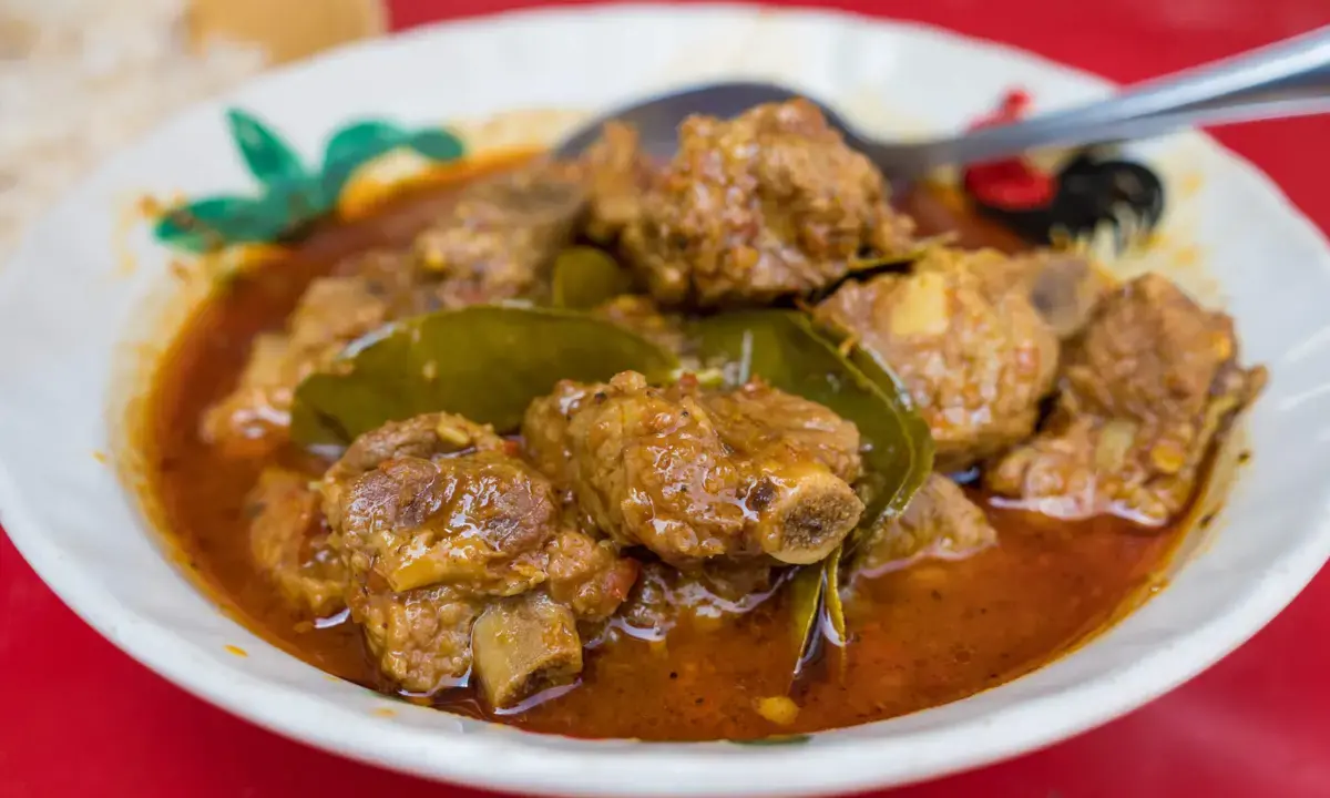 Unveiling the Fiery Soul of Southern Thailand: A Deep Dive into Gaeng Khua Prik Seekong Moo