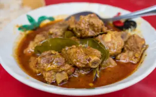 Unveiling the Fiery Soul of Southern Thailand: A Deep Dive into Gaeng Khua Prik Seekong Moo